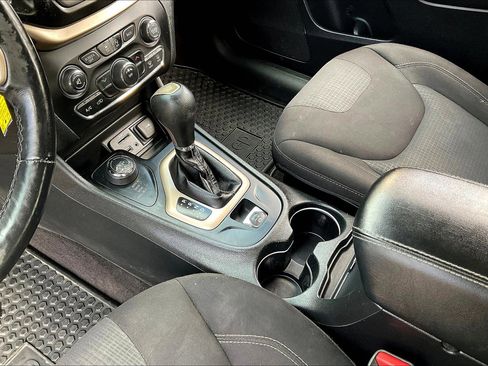 Used 2016 Jeep Cherokee Latitude w/ Cold Weather Group image 14
