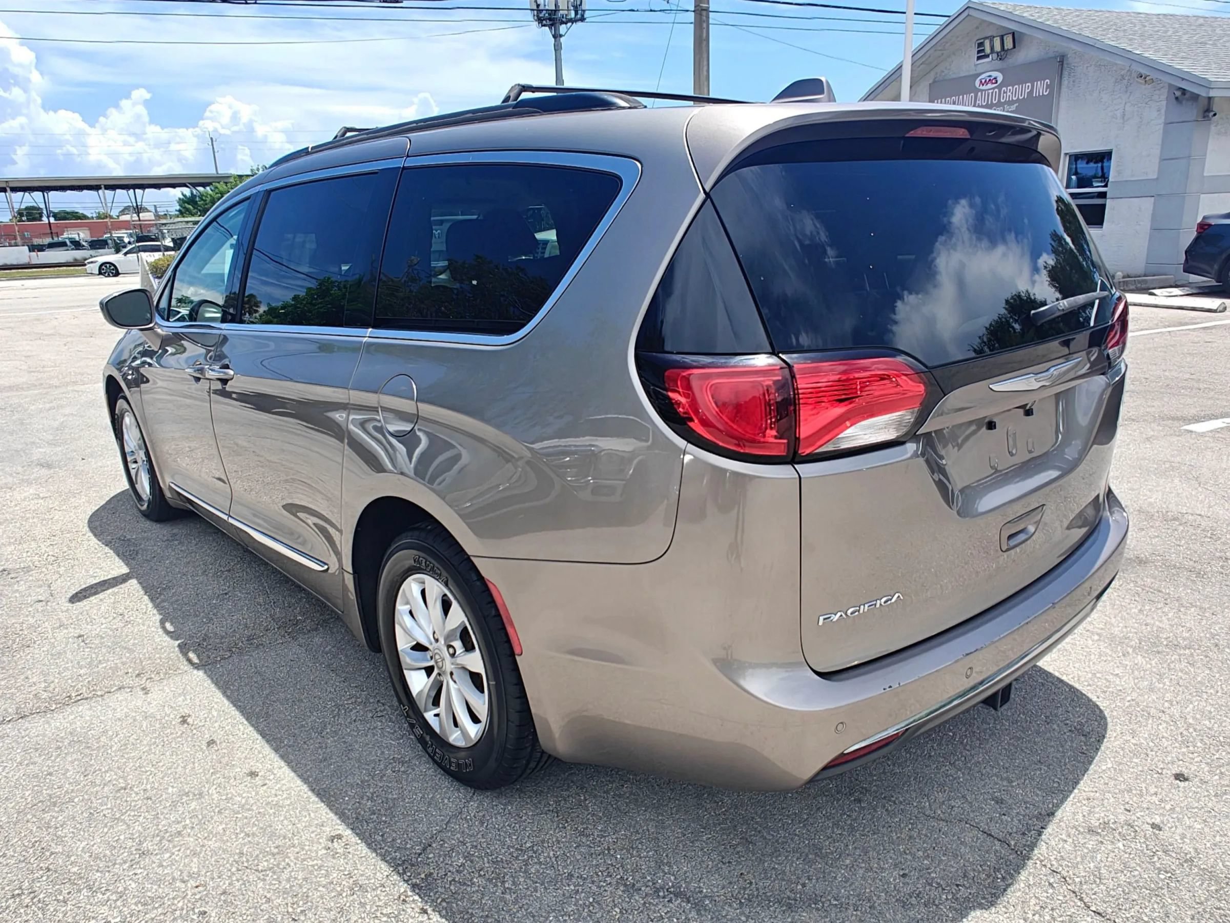 Used 2017 Chrysler Pacifica Touring-L FWD image 5