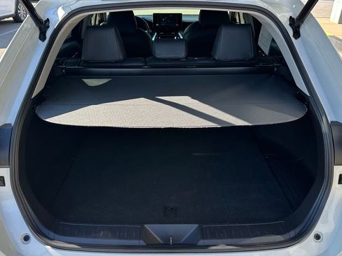 Used 2022 Toyota Venza XLE image 23