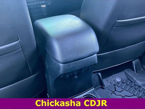 Used 2017 Jeep Wrangler Unlimited Rubicon w/ Connectivity Group image 10