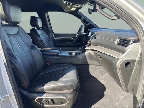 Used 2024 Jeep Wagoneer L Series II w/ Flexible Seating Group image 39