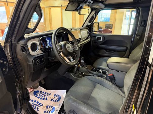 Used 2024 Jeep Wrangler Unlimited Sahara image 9