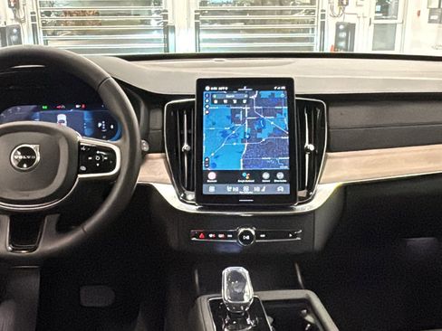 Used 2025 Volvo XC90 B6 Plus image 11