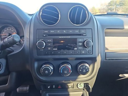 Used 2014 Jeep Patriot Latitude w/ Sun/Sound Group image 10