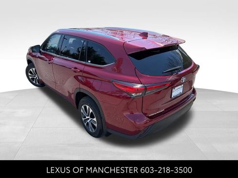 Used 2020 Toyota Highlander XLE AWD/4WD image 4