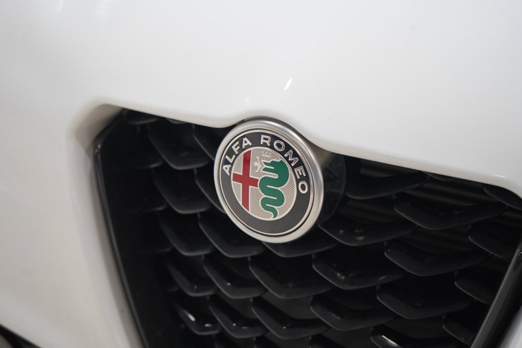 Used 2024 Alfa Romeo Giulia Veloce AWD/4WD image 9