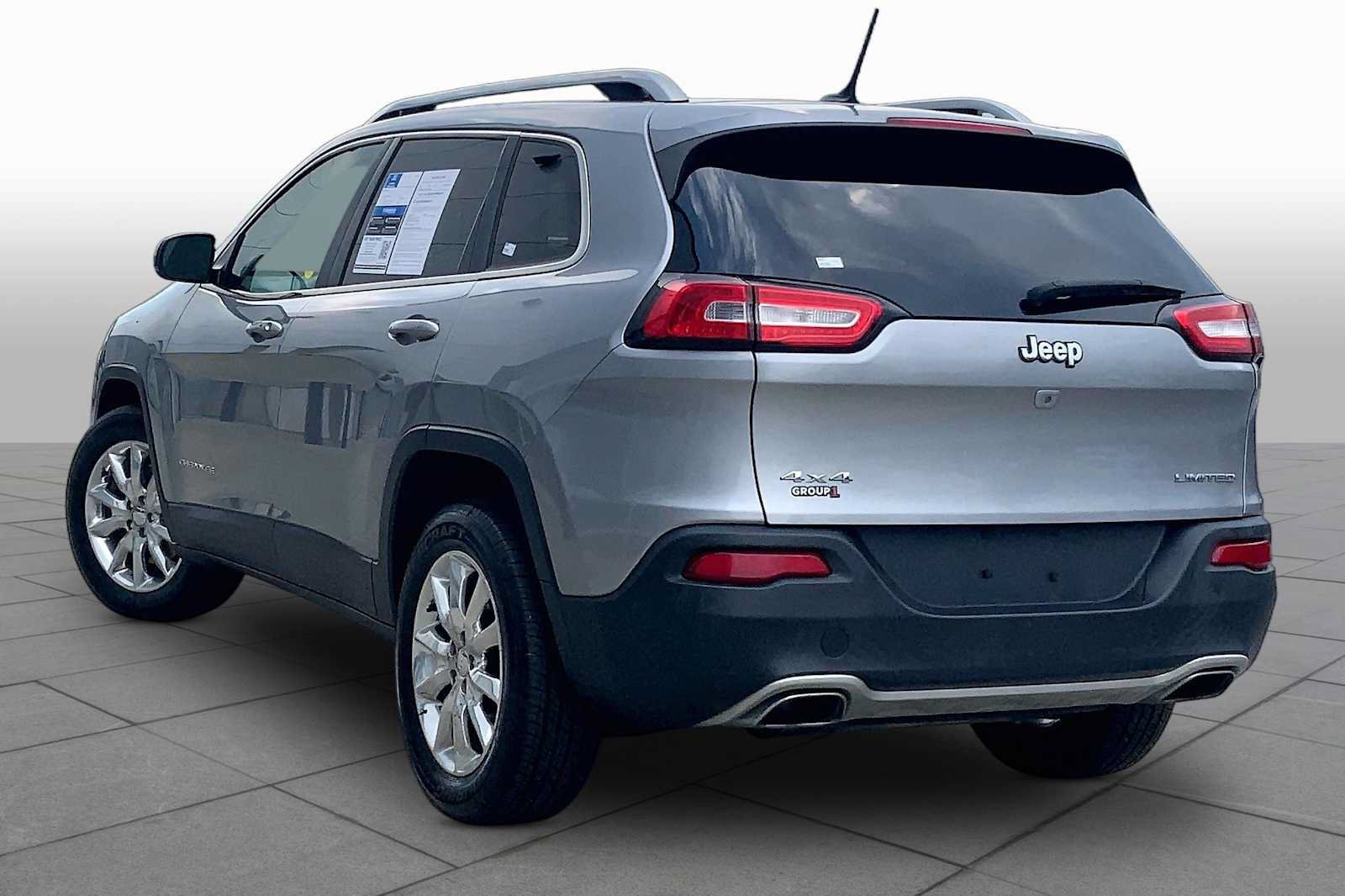 Used 2015 Jeep Cherokee Limited w/ Luxury Group AWD/4WD image 12