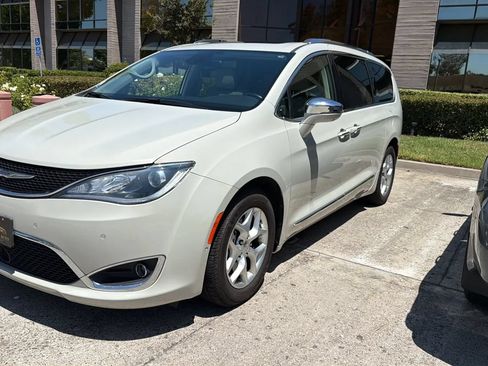 Used 2020 Chrysler Pacifica Limited w/ Advanced Safetytec Group FWD image 4