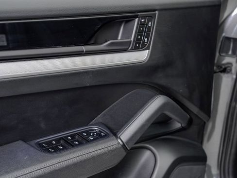 Certified 2024 Porsche Cayenne AWD/4WD image 8