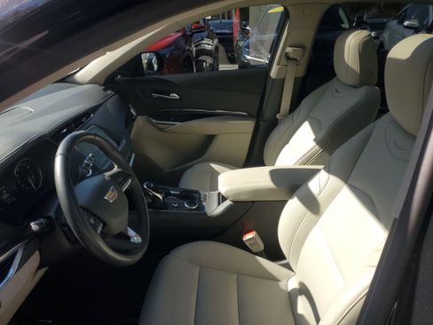 Used 2023 Cadillac XT4 Luxury w/ Cold Weather Package image 15