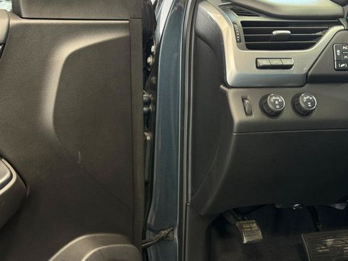 Used 2020 Chevrolet Suburban Premier AWD/4WD image 25
