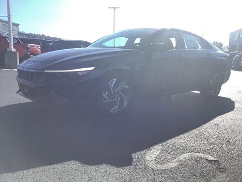 New 2025 Hyundai Elantra Limited image 3