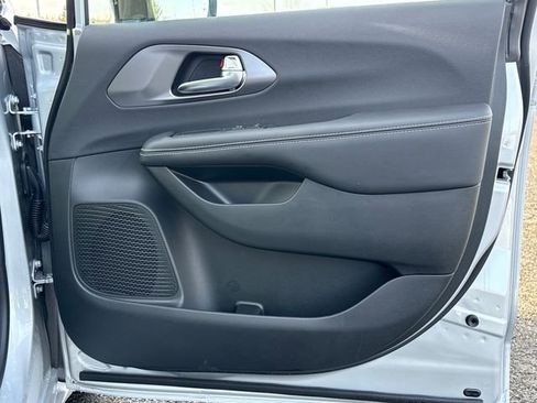 New 2026 Chrysler Pacifica Select image 37