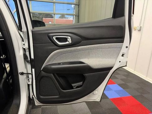 Used 2024 Jeep Compass Latitude AWD/4WD image 18