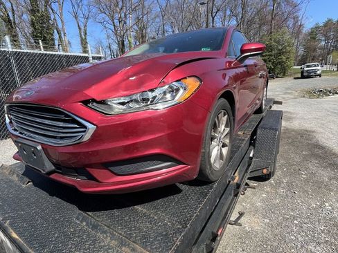 Used 2017 Ford Fusion SE FWD image 2