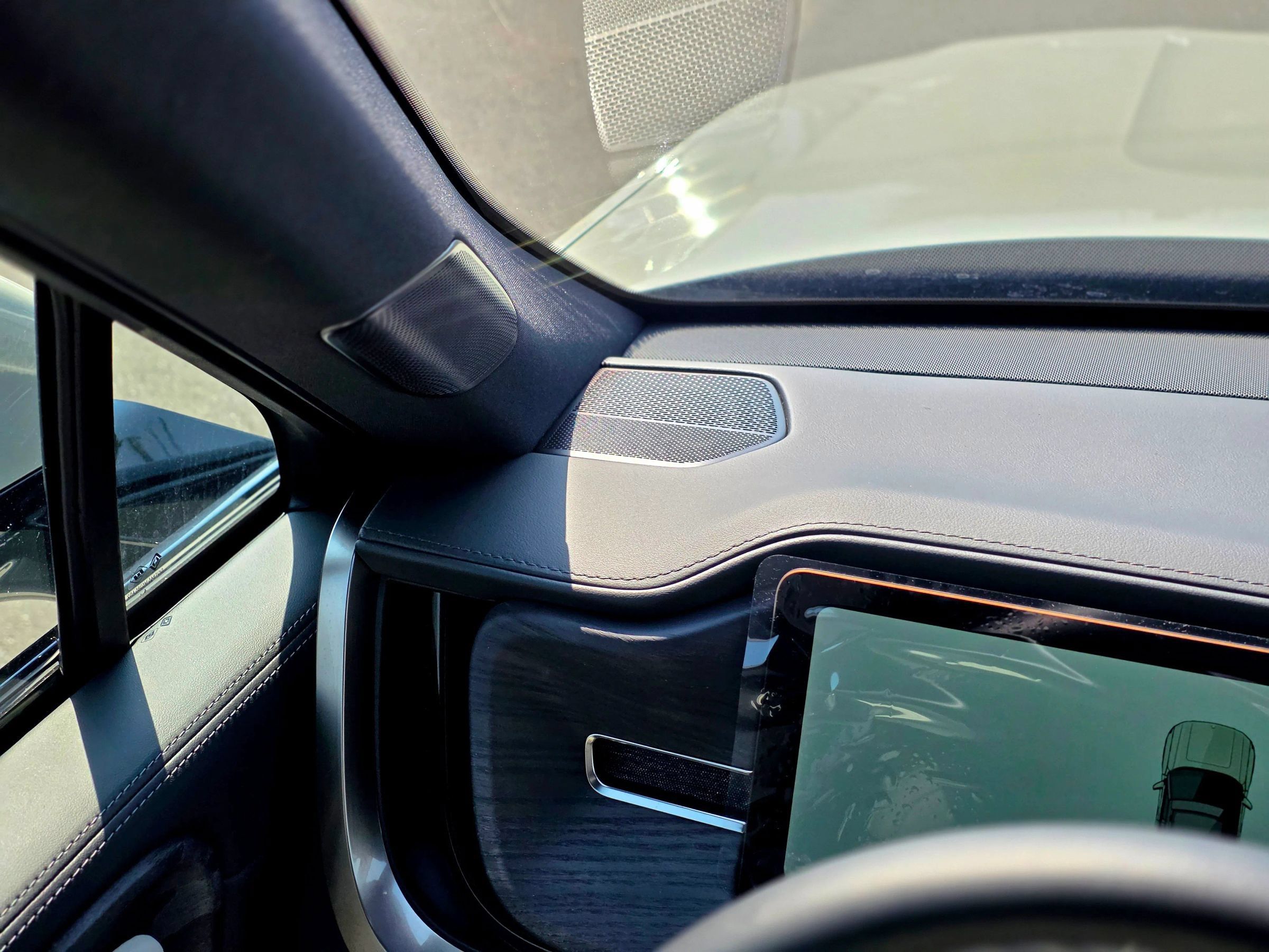 Used 2025 Rivian R1S Premium Dual AWD/4WD image 18