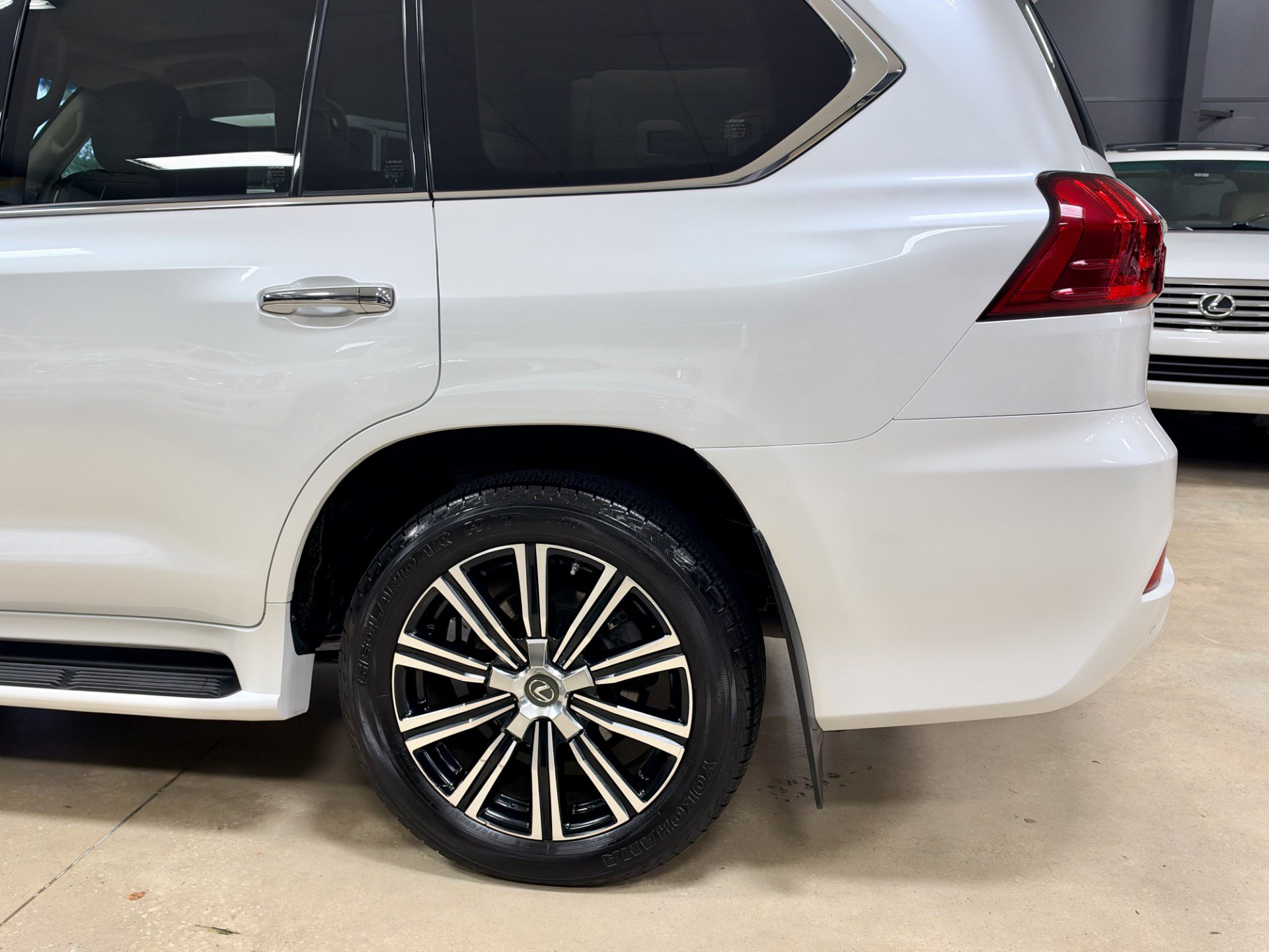 Used 2018 Lexus LX 570 4WD w/ Luxury Package image 17