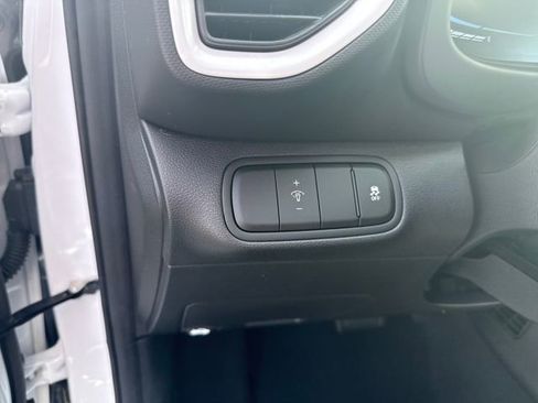 Used 2024 Hyundai Venue Limited image 14