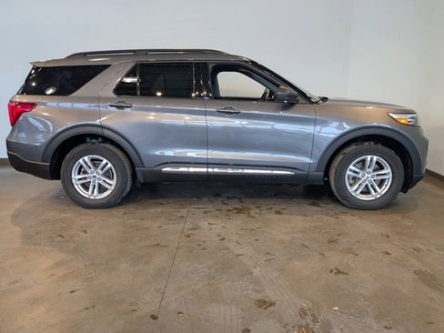 Used 2022 Ford Explorer XLT w/ Equipment Group 202A image 5