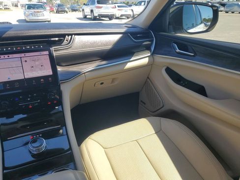 Used 2022 Jeep Grand Cherokee Limited w/ Luxury Tech Group II image 11