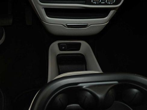 Used 2023 Chrysler Pacifica Touring-L FWD image 18