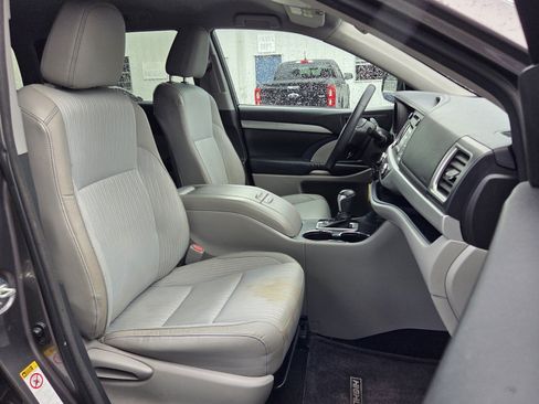 Used 2015 Toyota Highlander Plus FWD image 18