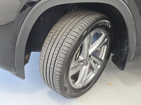 Certified 2024 Volkswagen Atlas Cross Sport SEL R-Line AWD/4WD image 33