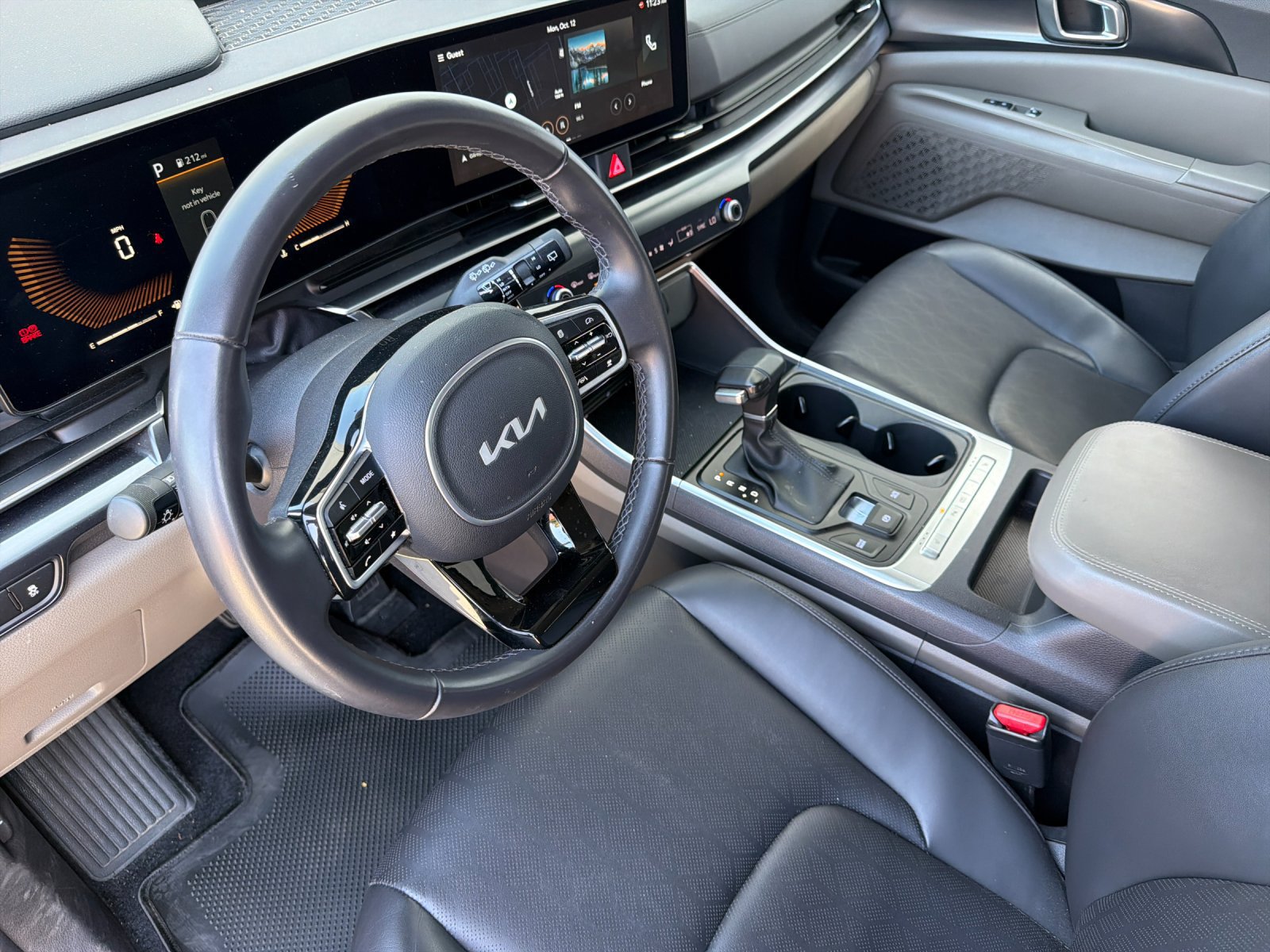 Used 2025 Kia Carnival FWD image 10