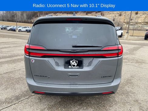 Used 2025 Chrysler Pacifica Limited image 5