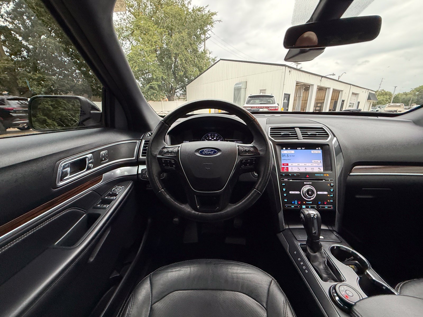 Used 2018 Ford Explorer Limited w/ Equipment Group 301A AWD/4WD image 2