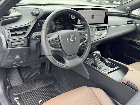 Used 2025 Lexus ES 300h w/ Technology Package FWD image 2
