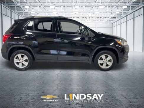 Used 2020 Chevrolet Trax LT w/ LT Convenience Package image 2