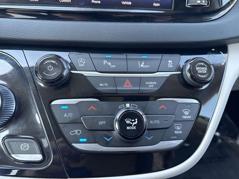 Used 2023 Chrysler Pacifica Touring-L FWD image 23