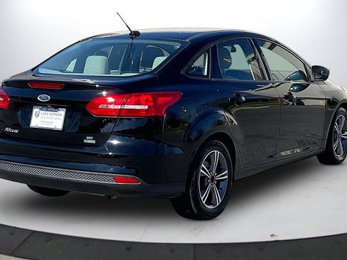 Used 2018 Ford Focus SE w/ SE Appearance Package image 9