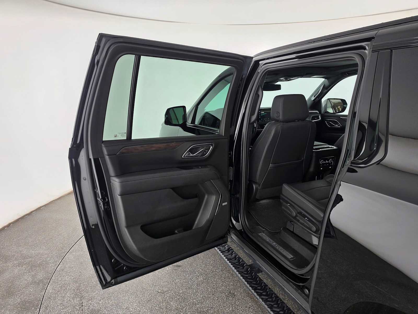 Used 2023 Chevrolet Suburban Z71 w/ Luxury Package AWD/4WD image 17