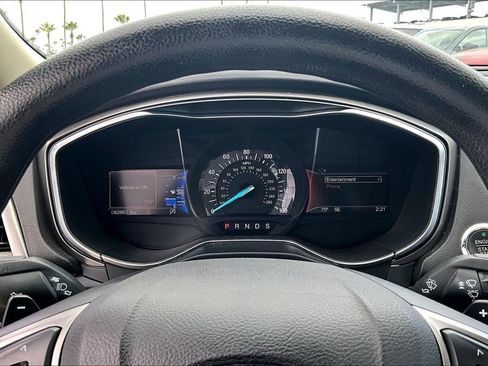 Used 2017 Ford Fusion SE w/ Fusion SE Technology Package FWD image 13