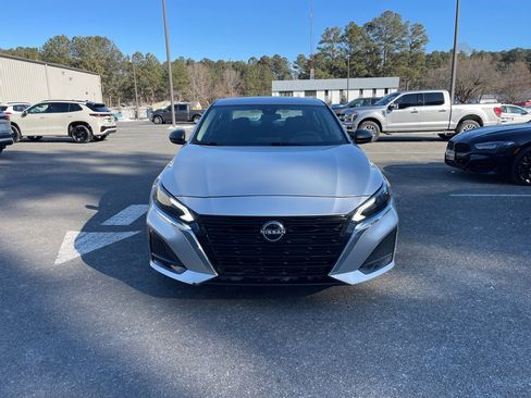 Used 2024 Nissan Altima 2.5 SV image 3