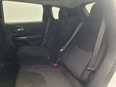 Used 2019 Jeep Cherokee Latitude w/ Popular Appearance Group image 18