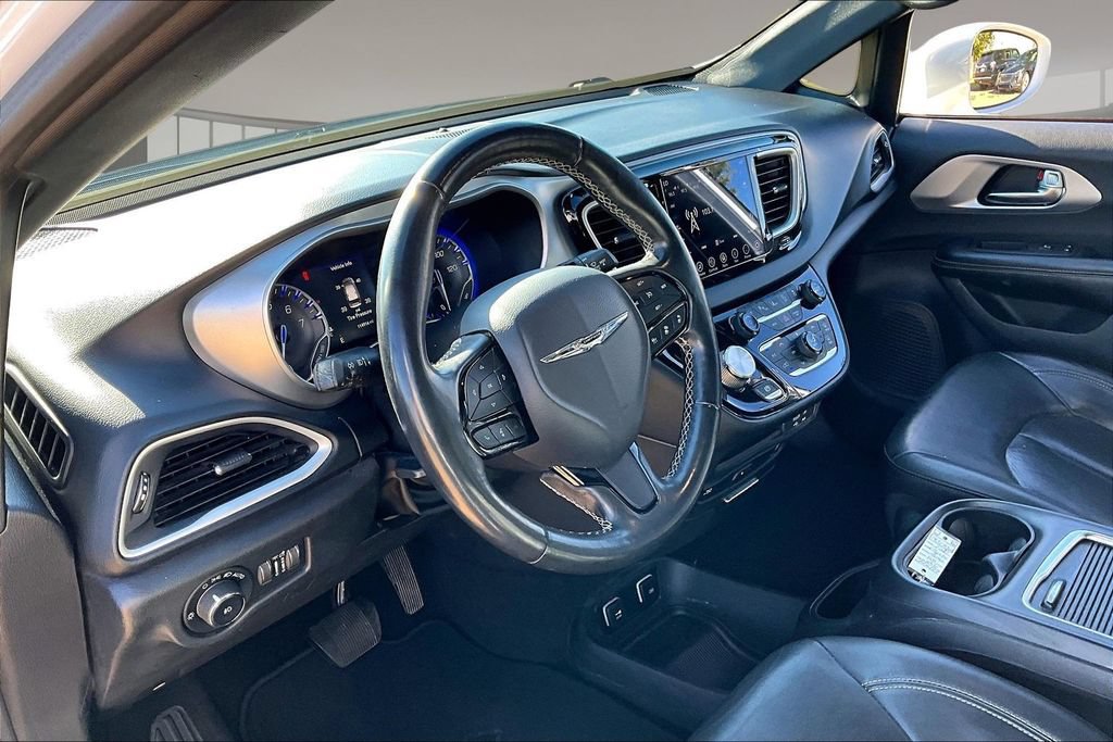 Used 2020 Chrysler Pacifica Touring-L Plus w/ Advanced Safetytec Group FWD image 13