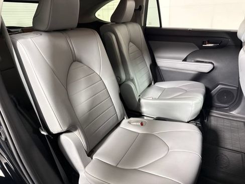 Used 2020 Toyota Highlander XLE AWD/4WD image 16