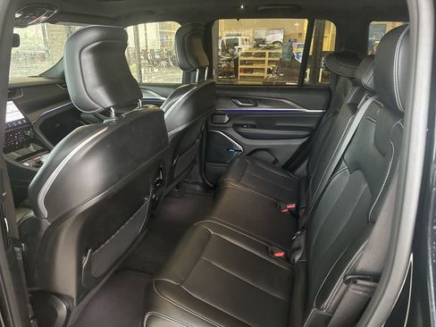 Used 2022 Jeep Grand Cherokee Overland w/ Luxury Tech Group IV image 19