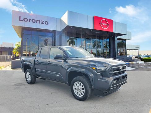 Used 2025 Toyota Tacoma SR5 image 3
