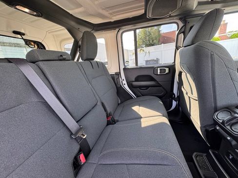 Used 2025 Jeep Wrangler Unlimited Sahara AWD/4WD image 22