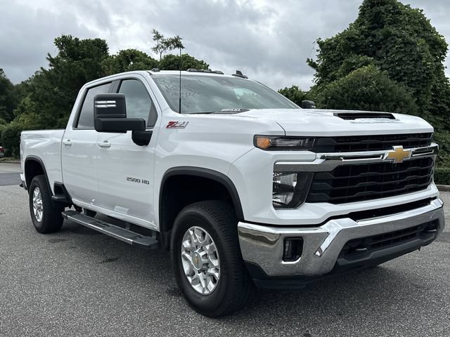 Used 2025 Chevrolet Silverado 2500 LT w/ Convenience Package AWD/4WD image 3