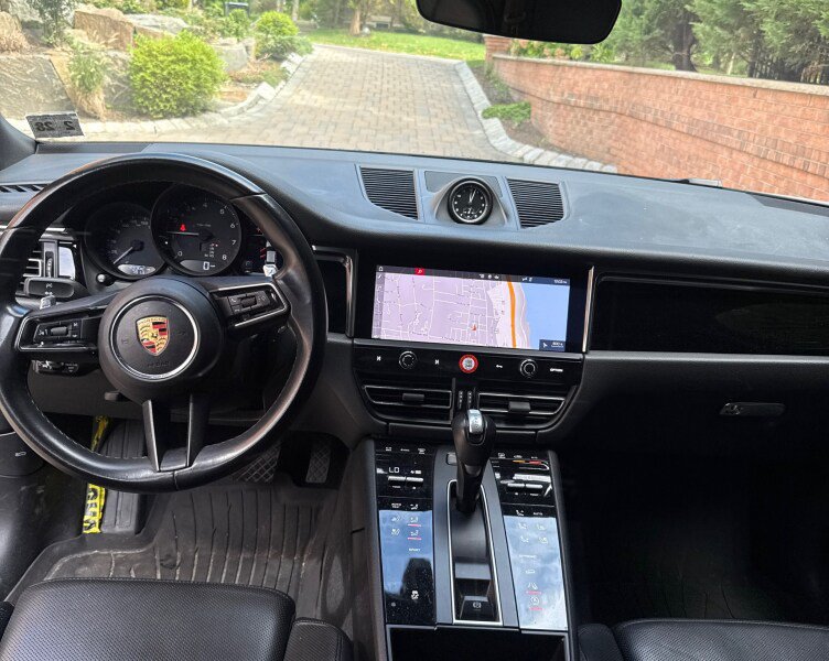 Certified 2023 Porsche Macan AWD/4WD image 5
