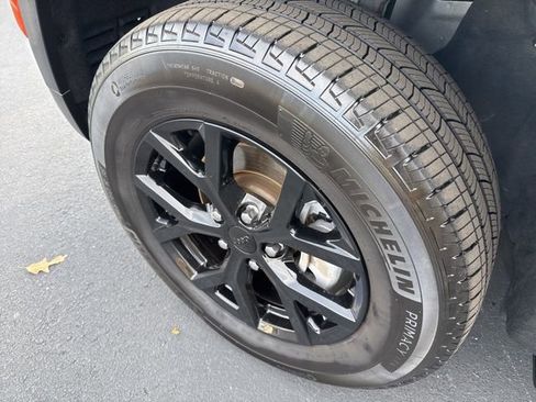 Used 2024 Jeep Grand Cherokee Altitude image 32