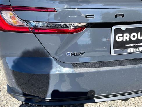 Used 2025 Toyota Camry SE FWD image 9