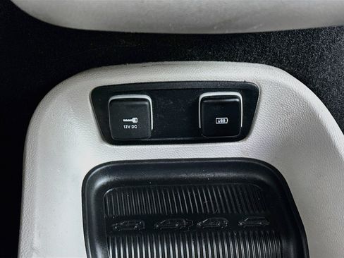 Used 2019 Chrysler Pacifica Touring-L FWD image 26