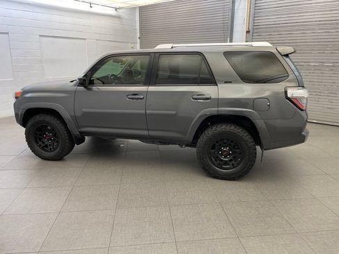 Used 2018 Toyota 4Runner SR5 AWD/4WD image 7