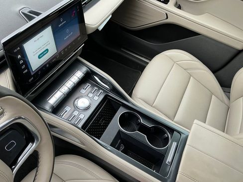 Certified 2025 Lincoln Nautilus Premier image 29